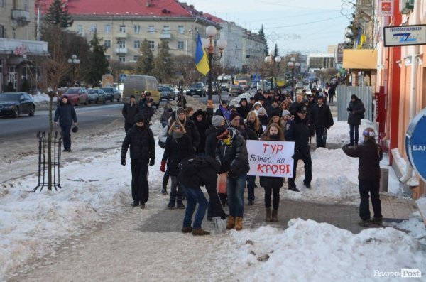 «Кров», міліція і сутичики: у Луцьку відвідали заклади регіоналів. ФОТО