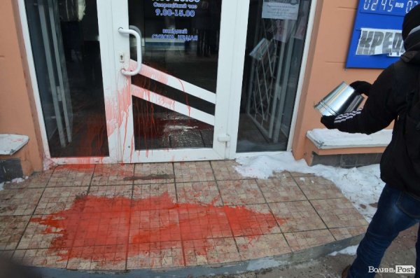 «Кров», міліція і сутичики: у Луцьку відвідали заклади регіоналів. ФОТО