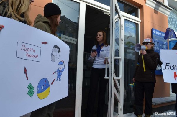 «Кров», міліція і сутичики: у Луцьку відвідали заклади регіоналів. ФОТО