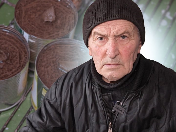 85-річний волинянин зробив понад тисячу окопних свічок на фронт. ВІДЕО