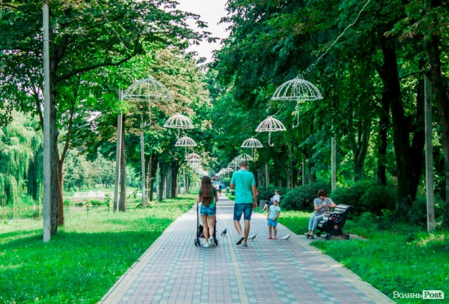 Усмішки малечі та бризки водограю: літній день у Луцьку. ФОТО