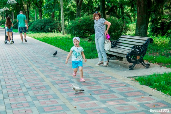 Усмішки малечі та бризки водограю: літній день у Луцьку. ФОТО