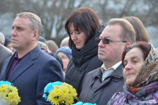 У Луцьку поклали квіти до пам’ятника Шевченку. ФОТО