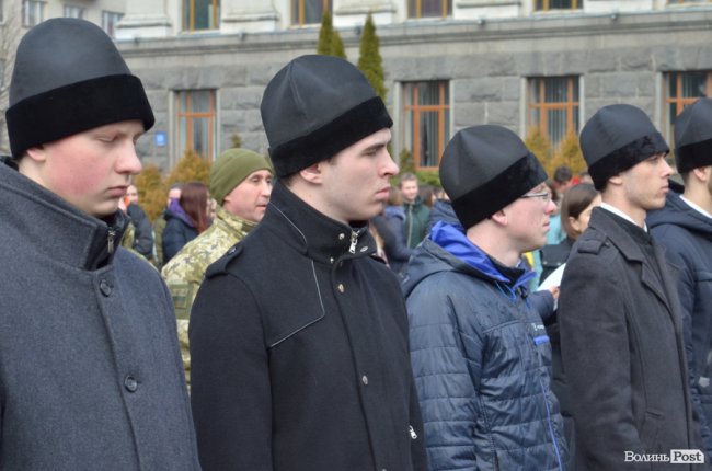 У Луцьку поклали квіти до пам’ятника Шевченку. ФОТО