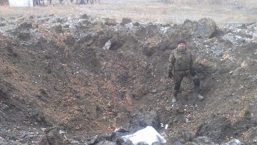 Одна з воронок після обстрілу 01 клапану... Чим по нас стріляли ????