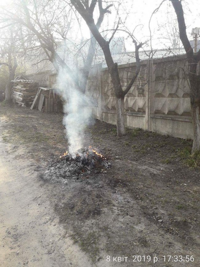 Після прибирання – протокол: у Луцьку знову спіймали палїів сміття. ФОТО