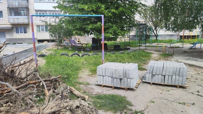 У Луцьку ремонтують декілька дворів. ФОТО