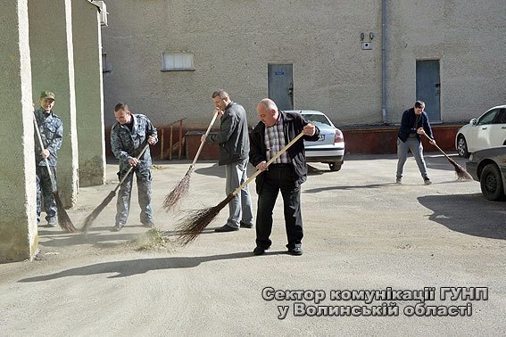 Луцькі поліцейські вийшли на толоку. ФОТО
