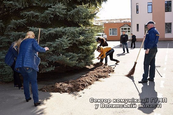 Луцькі поліцейські вийшли на толоку. ФОТО