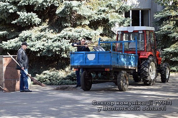 Луцькі поліцейські вийшли на толоку. ФОТО