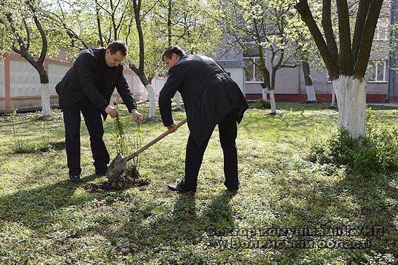 Луцькі поліцейські вийшли на толоку. ФОТО