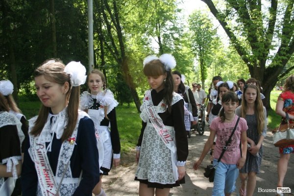 Як луцькі випускники гуляли останній дзвоник