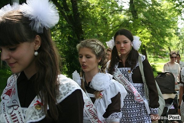 Як луцькі випускники гуляли останній дзвоник