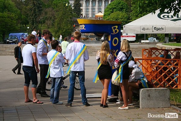 Як луцькі випускники гуляли останній дзвоник