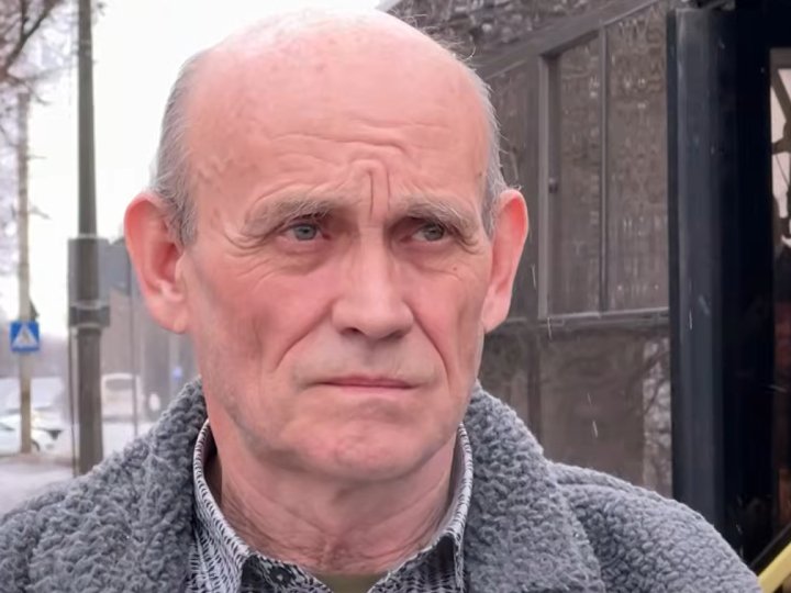 Водій-переселенець у Луцьку щодня зупиняє тролейбус під час хвилини мовчання. ВІДЕО