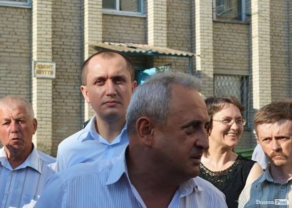 У Луцьку відремонтували тротуари, а в дворах залишили діри в асфальті. ФОТО