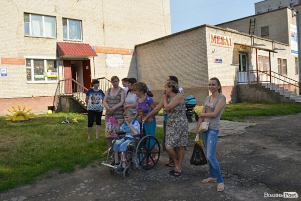 У Луцьку відремонтували тротуари, а в дворах залишили діри в асфальті. ФОТО