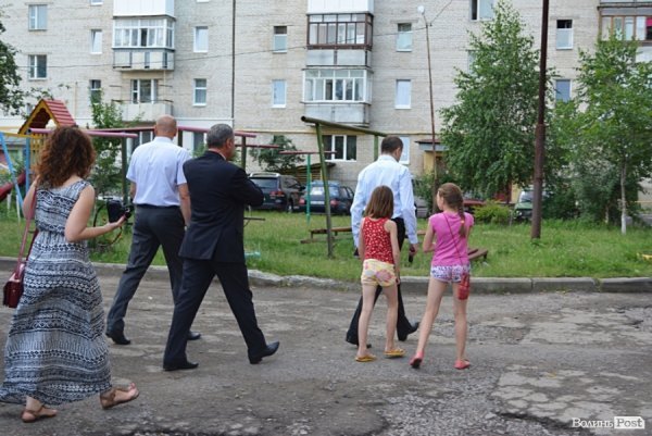 У Луцьку відремонтували тротуари, а в дворах залишили діри в асфальті. ФОТО