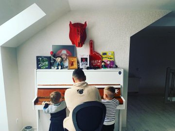 Співак з Луцька MONATIK розповів, чому не показує обличчя синів у соцмережах