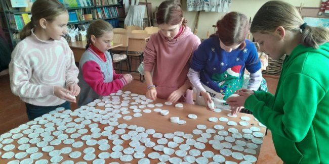 Діти на Волині виготовляють розпалювачі для буржуйок на фронт