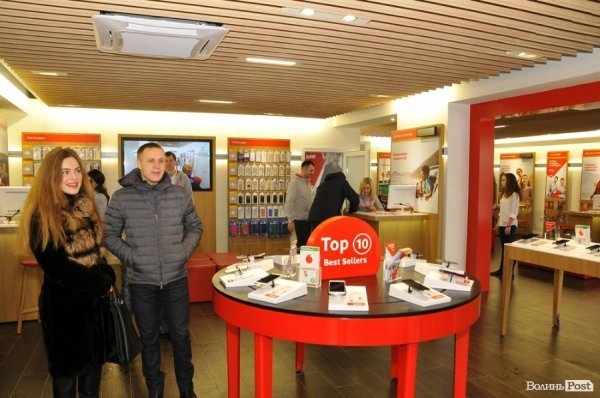 У Луцьку відкрився перший брендований магазин Vodafone 