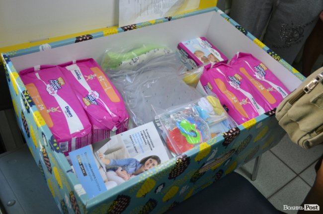 Необхідне для немовлят: у Луцьку вручили перші на Волині пакунки маляти. ФОТО