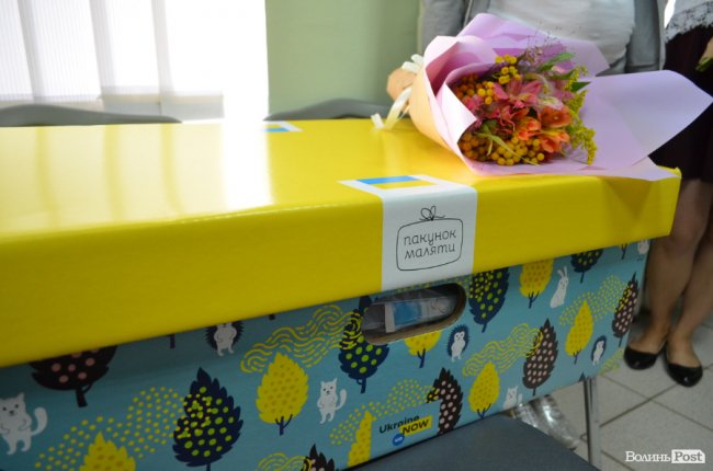 Необхідне для немовлят: у Луцьку вручили перші на Волині пакунки маляти. ФОТО