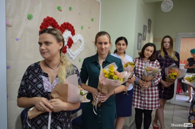 Необхідне для немовлят: у Луцьку вручили перші на Волині пакунки маляти. ФОТО