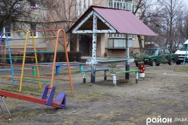 У Луцьку художник створив кольорову казку