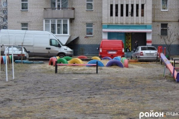 У Луцьку художник створив кольорову казку