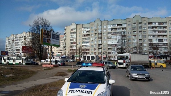 Біля Там Таму перекрита дорога через поломку тягача. ФОТО