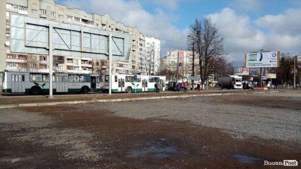 Біля Там Таму перекрита дорога через поломку тягача. ФОТО