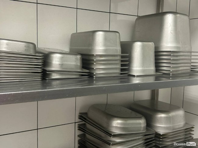 У яких умовах готують і зберігають їжу в «Пузатій хаті»: кухню ресторану показали зсередини. ФОТО