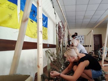 Показали, як волонтери у Луцькому районі плетуть маскувальні сітки для воїнів. ВІДЕО