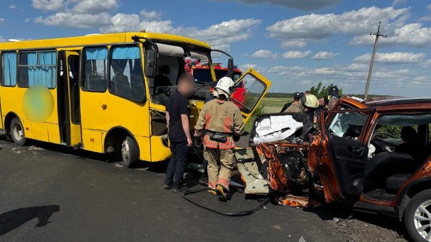 На Волині шкільний автобус зіткнувся з легковиком, є загиблий і травмовані. ФОТО