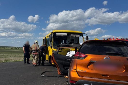 На Волині шкільний автобус зіткнувся з легковиком, є загиблий і травмовані. ФОТО