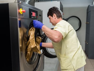 Чому брудну куртку, пальто чи пуховик варто віддати до екопральні і як це зробити у Луцьку*