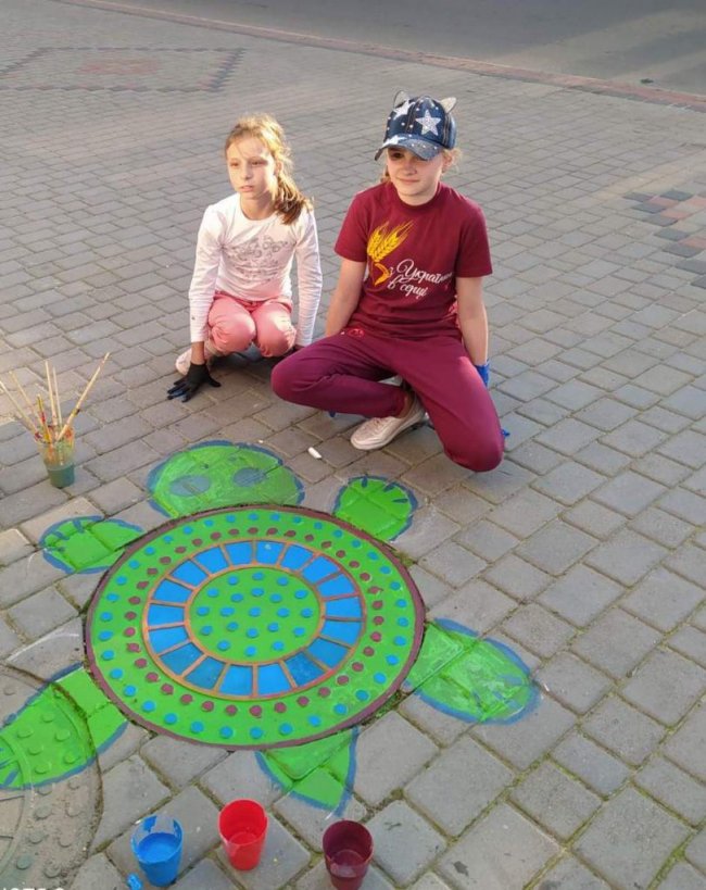 У Володимирі діти оригінально розмалювали люки до Дня міста. ФОТО