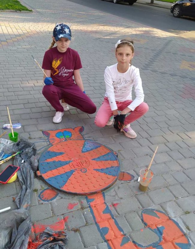 У Володимирі діти оригінально розмалювали люки до Дня міста. ФОТО