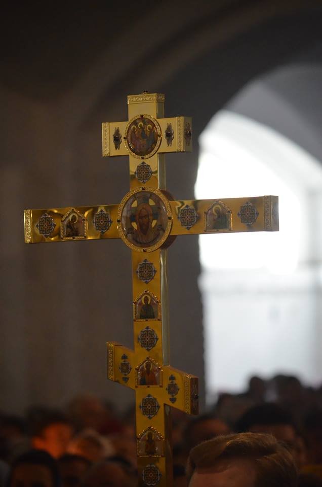 Килим із квітів та цілування рук: як у Луцьку зустріли Онуфрія. ФОТОРЕПОРТАЖ