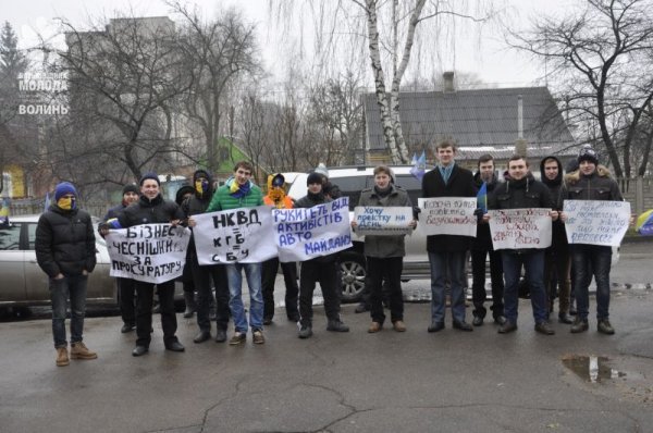 «Хочу повістку на день народження»: у Луцьку «тролили» міліцію. ФОТО