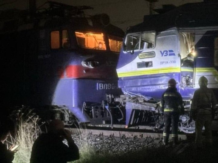У Львові потяг зіткнувся з електровозом, є постраждалі