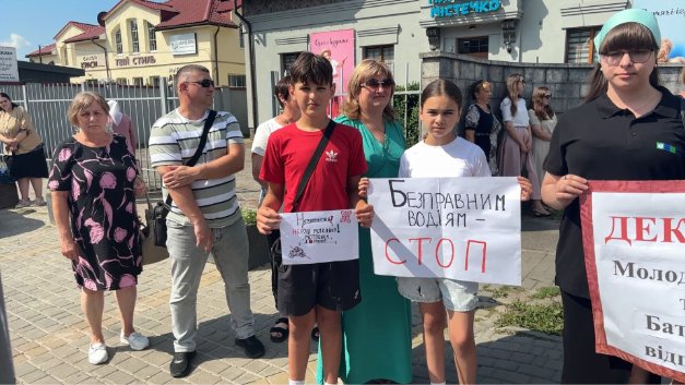 У селищі на Волині люди вимагали посилення контролю за підлітками на мотоциклах і скутерах. ВІДЕО