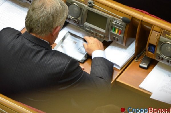 «Читанки» народних депутатів. ФОТО