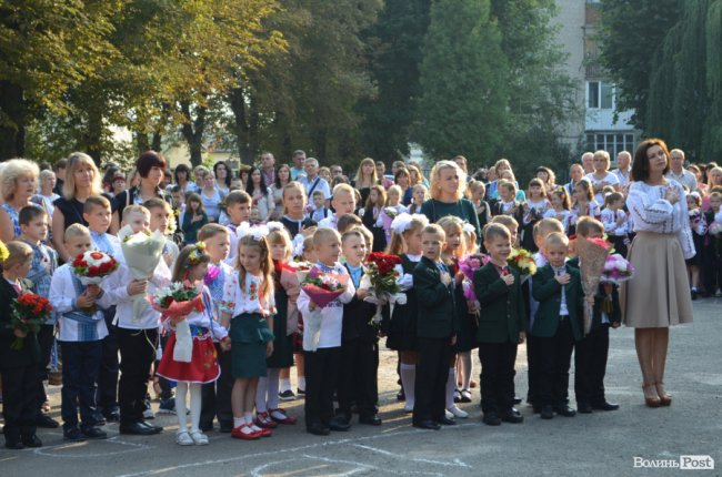 Перший дзвоник у луцькій школі №17. ФОТО