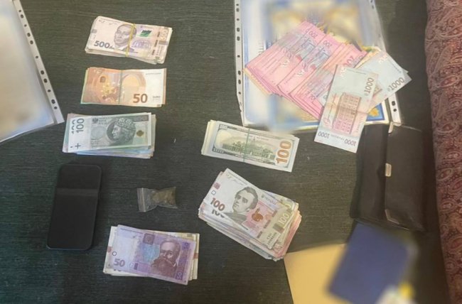 У 27-річного волинянина поліцейські виявили вдома незаконну деревину, зброю та набої