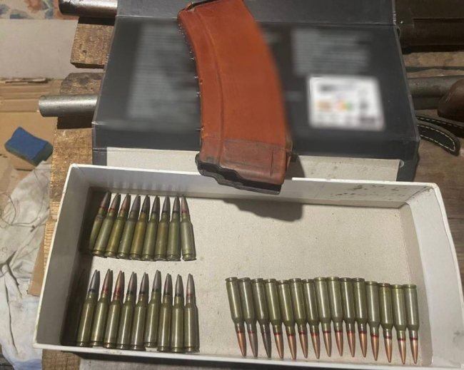 У 27-річного волинянина поліцейські виявили вдома незаконну деревину, зброю та набої