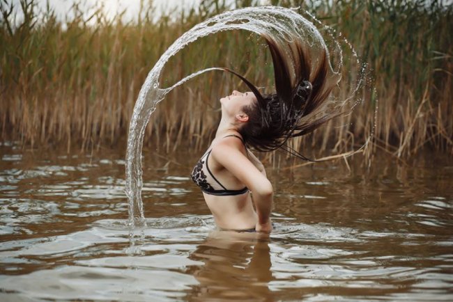 Озерна еротика: спокусливі красуні позували на Світязі. ФОТО
