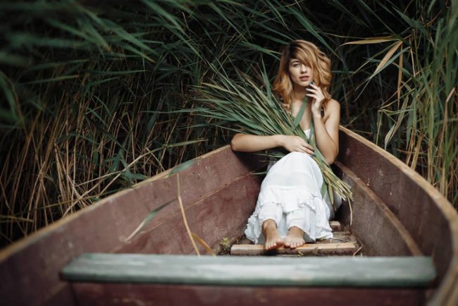 Озерна еротика: спокусливі красуні позували на Світязі. ФОТО