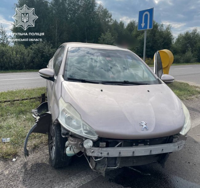 На Волині п'яна водійка влетіла в дорожнє огородження. ФОТО